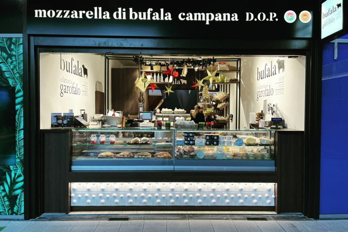 Porte (ri)aperte allo store della Stazione di Napoli